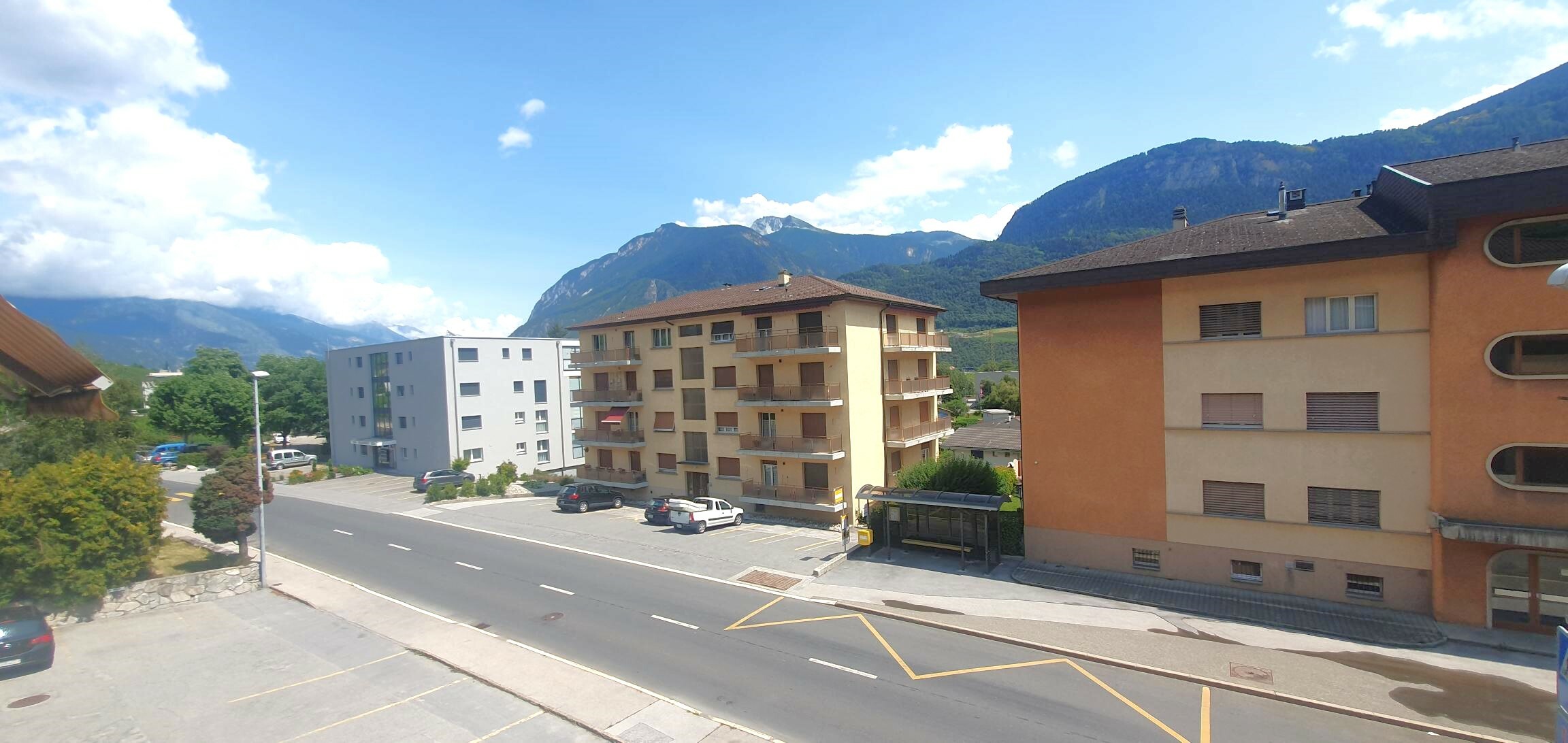 Bergblick über Wohngebäude an einer Straße