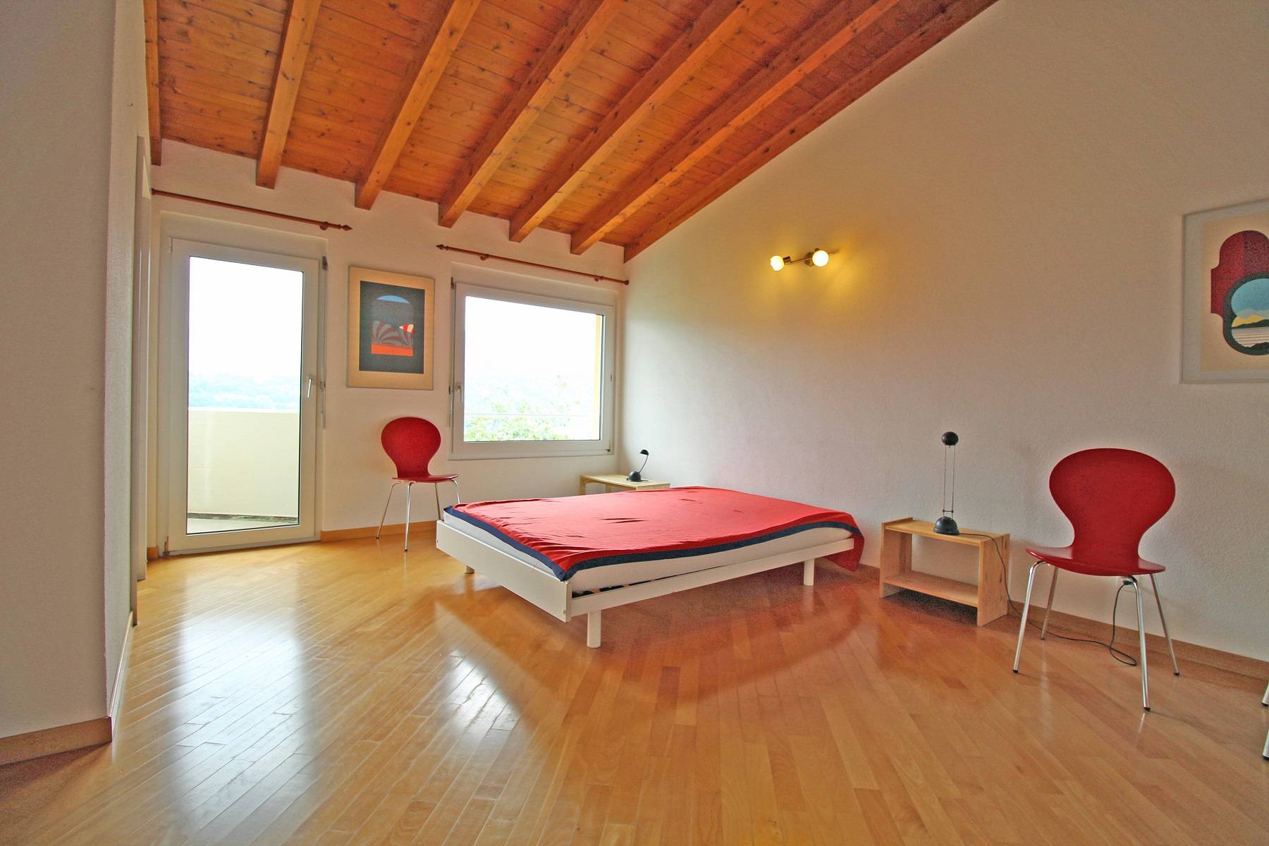 Helles Schlafzimmer mit Holzbalkendecke