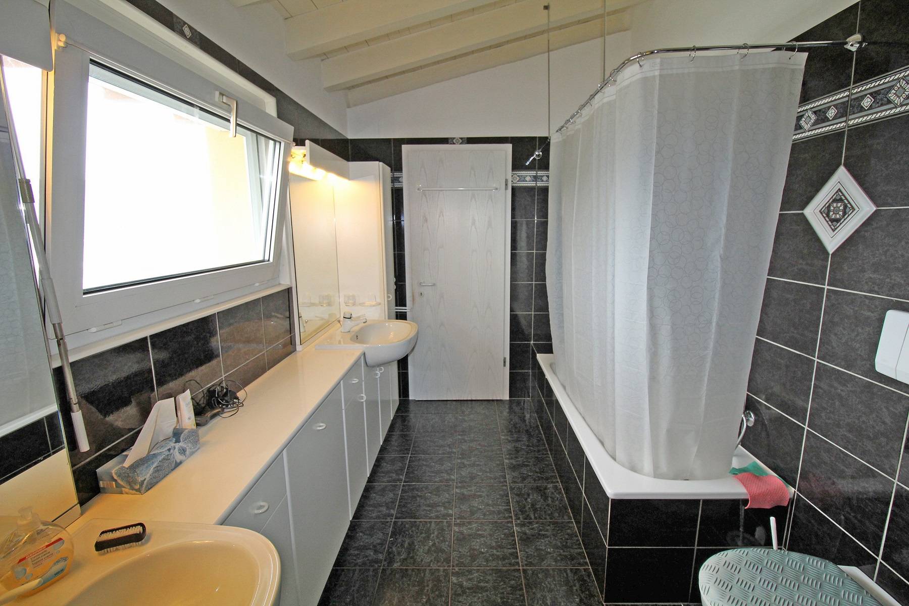 Modernes Badezimmer mit Badewanne und Dusche