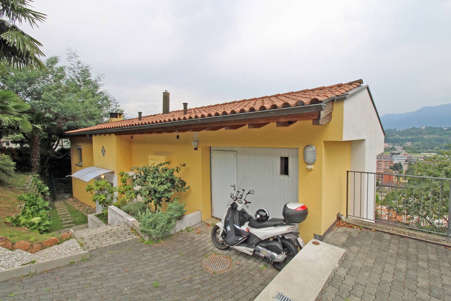 Außenansicht eines Hauses mit Hanglage und Blick ins Tal