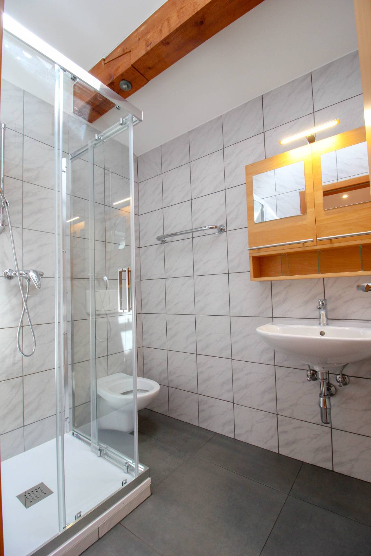 Modernes Badezimmer mit begehbarer Dusche