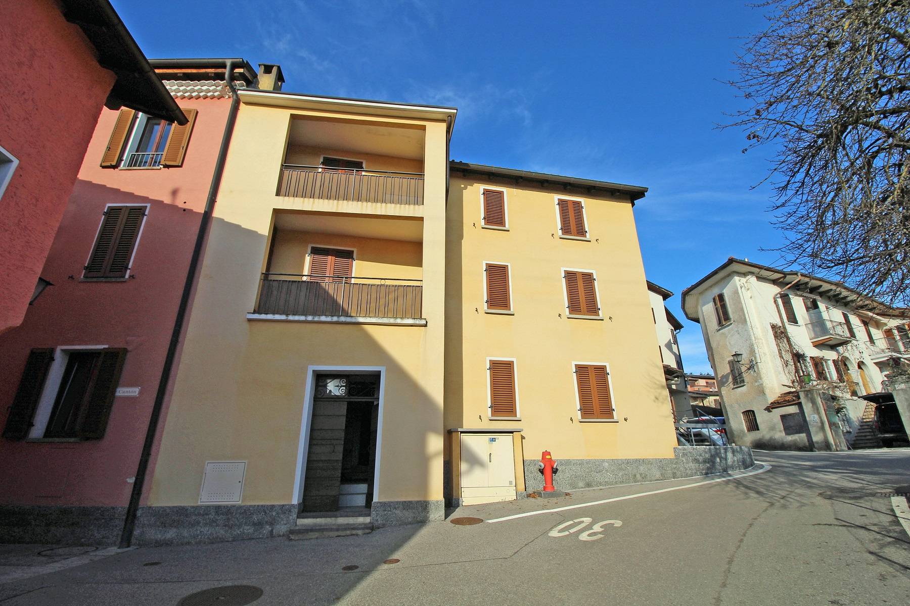Mehrfamilienhaus an einer Kurve