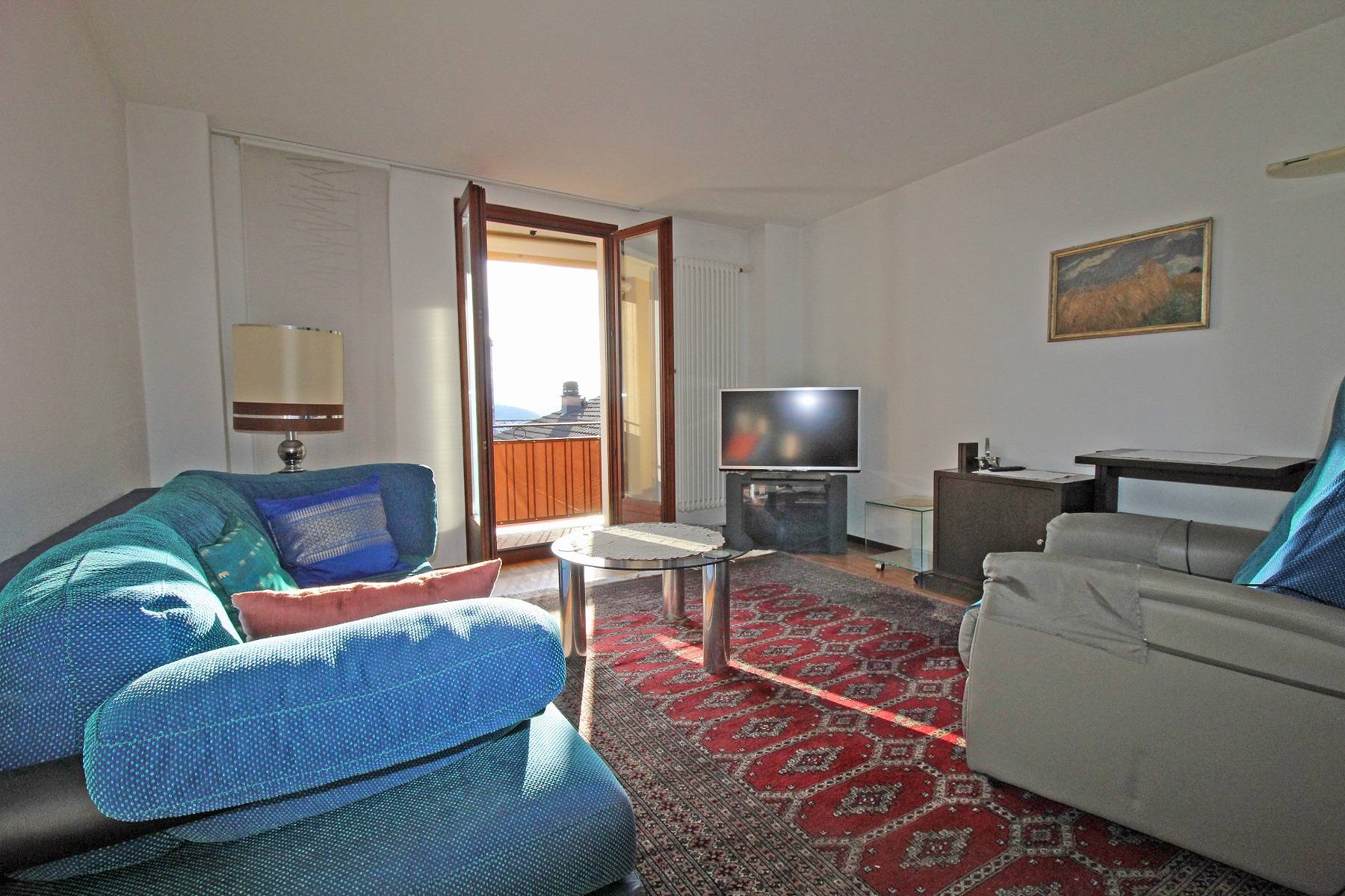 Wohnzimmer mit Balkonzugang