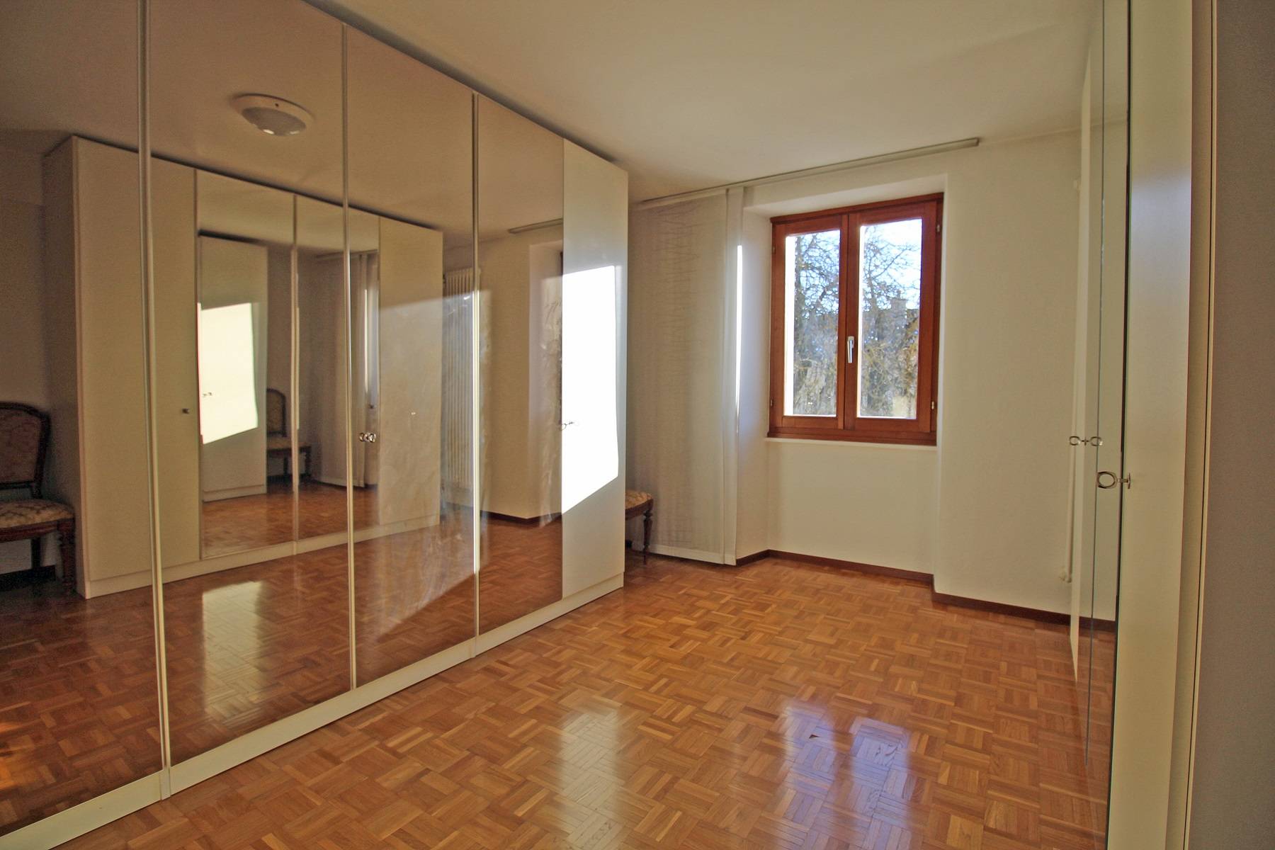 Helles Schlafzimmer mit Einbauschrank und Parkettboden