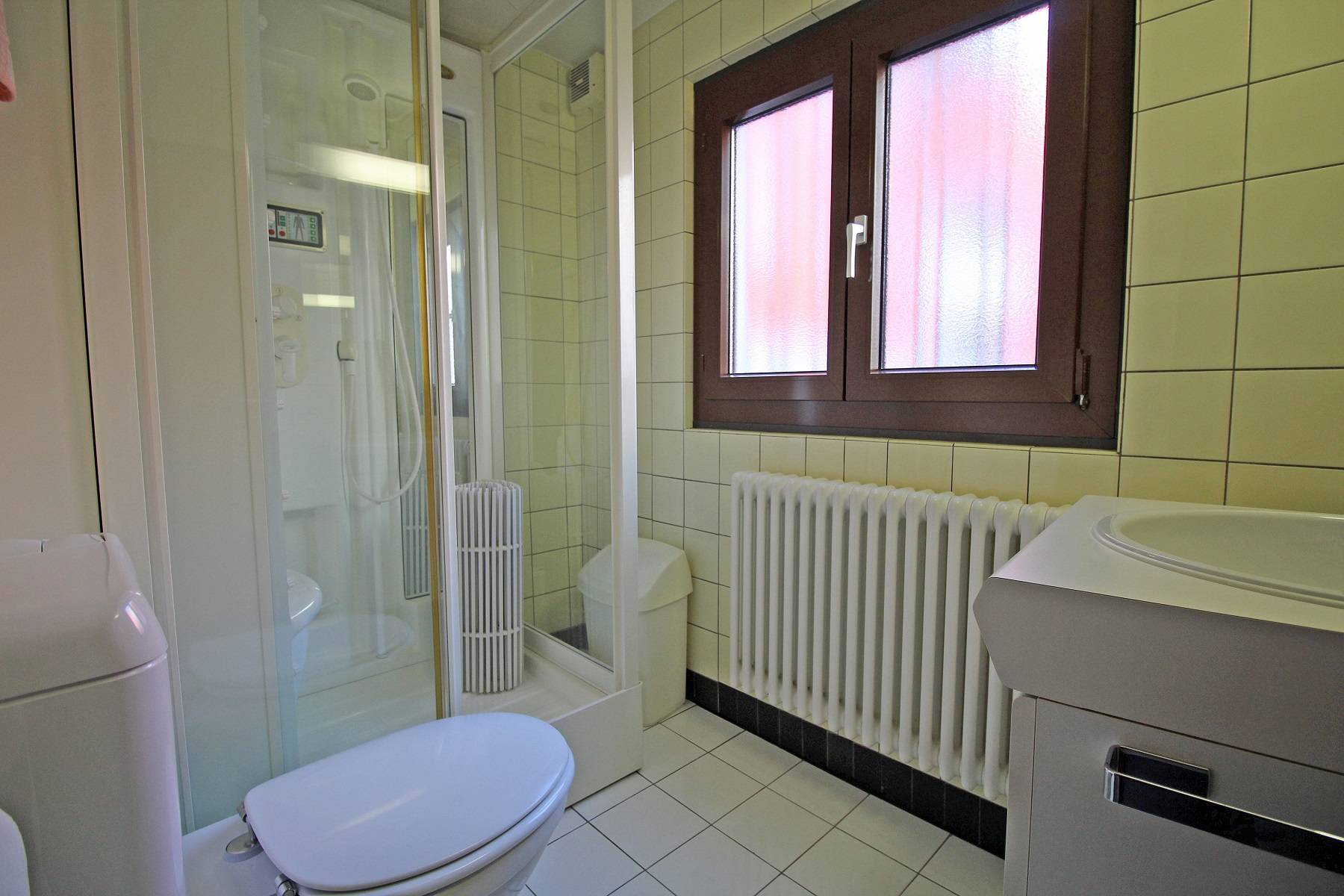 Kleines Badezimmer mit Dusche und Fenster