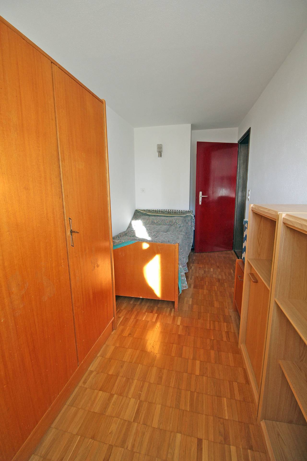 Kleines Schlafzimmer mit Holzmöbeln