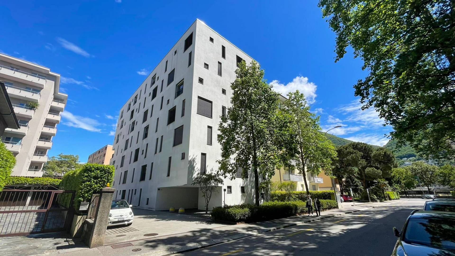 Modernes Mehrfamilienhaus in urbaner Straße
