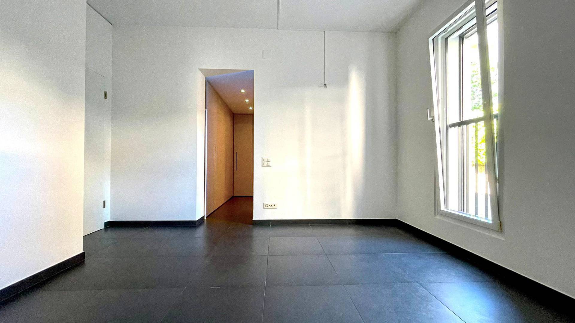 Leerer moderner Raum mit großem Fenster