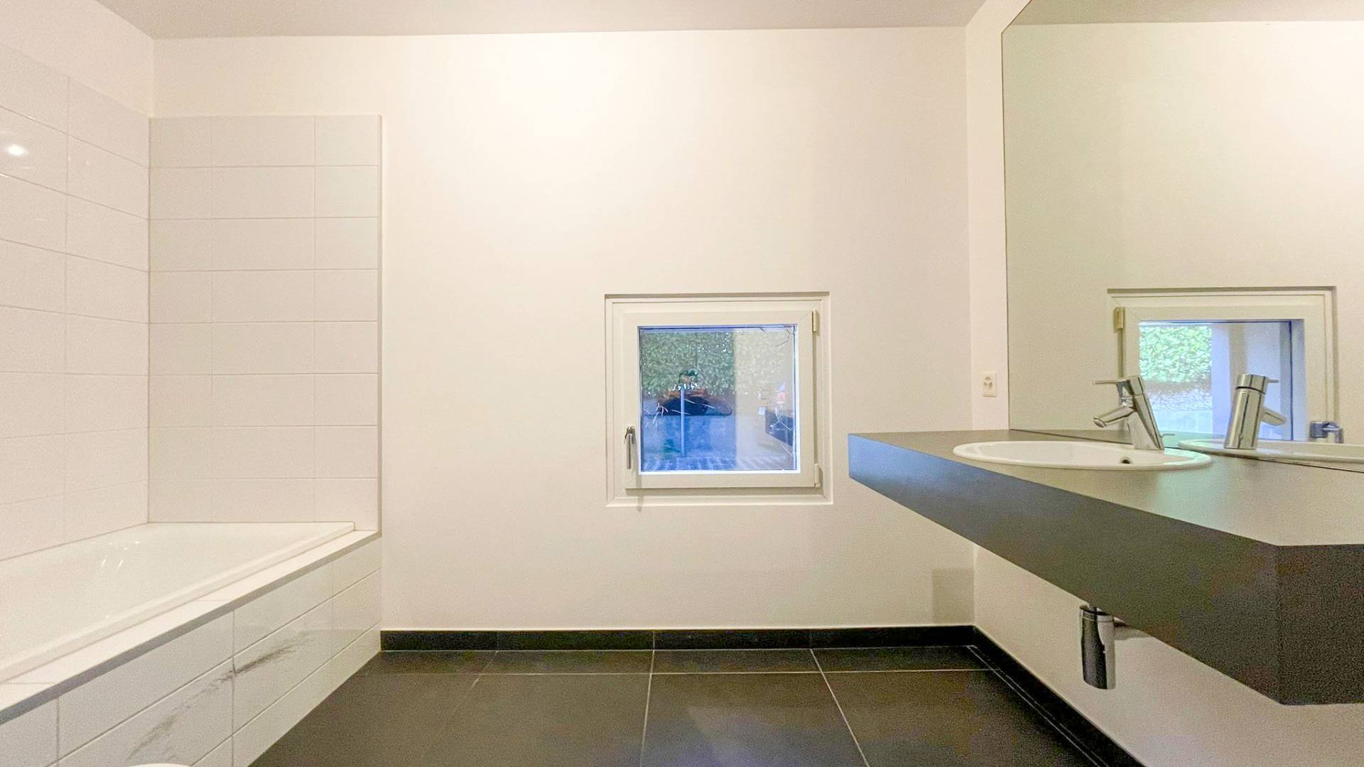 Modernes Badezimmer mit Badewanne und Waschtisch