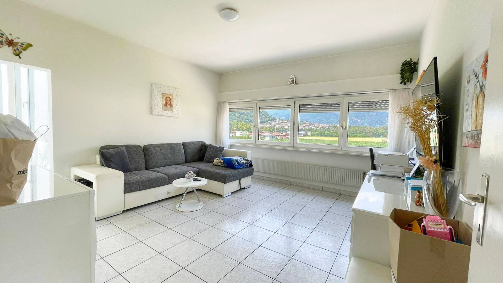 Helles Wohnzimmer mit Bergblick