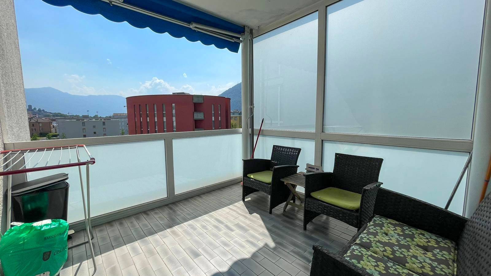 Überdachter Balkon mit Bergblick
