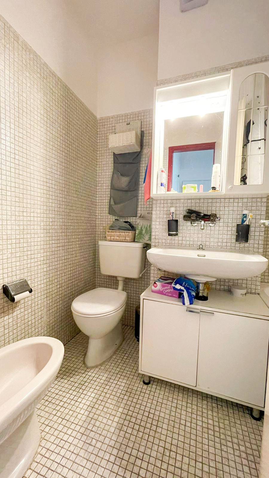 Kleines Badezimmer mit WC und Waschplatz