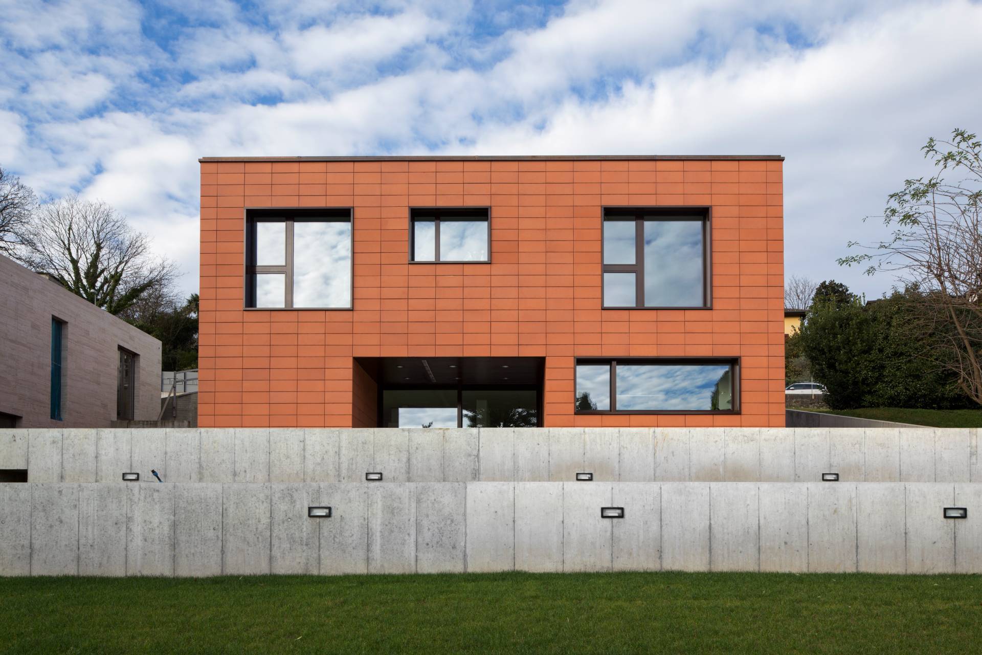 Modernes Flachdachhaus mit orangefarbener Fassade