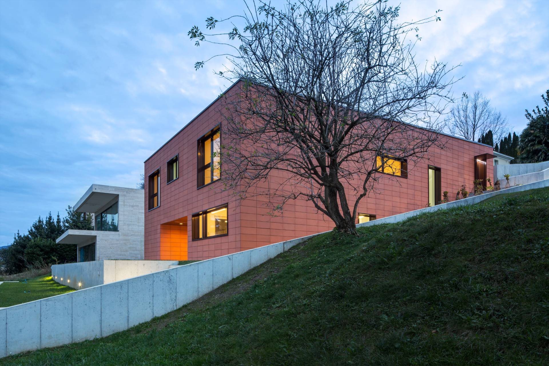 Moderne Architektur am Hang bei Dämmerung