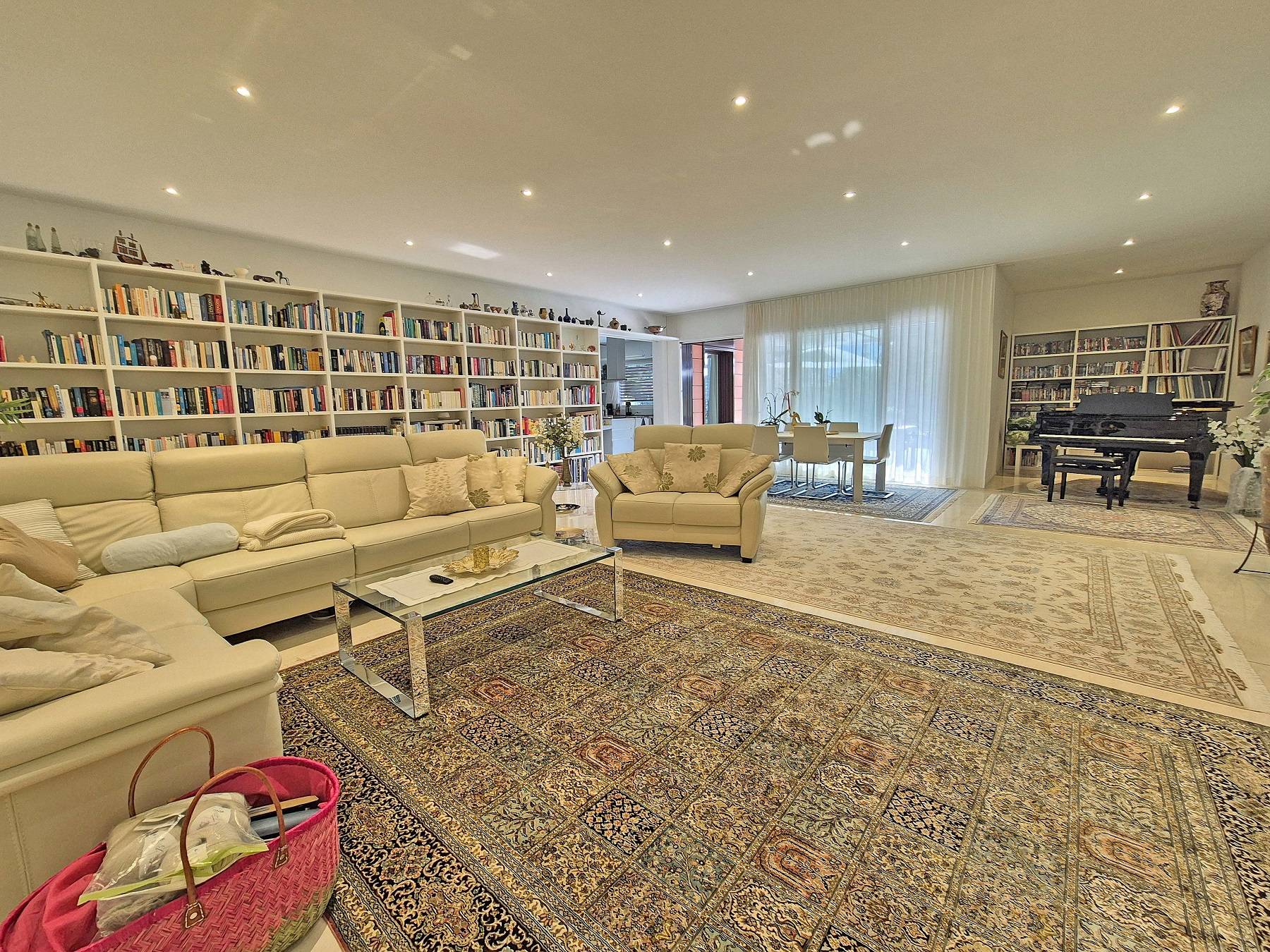 Großzügiges, helles Wohn- und Esszimmer