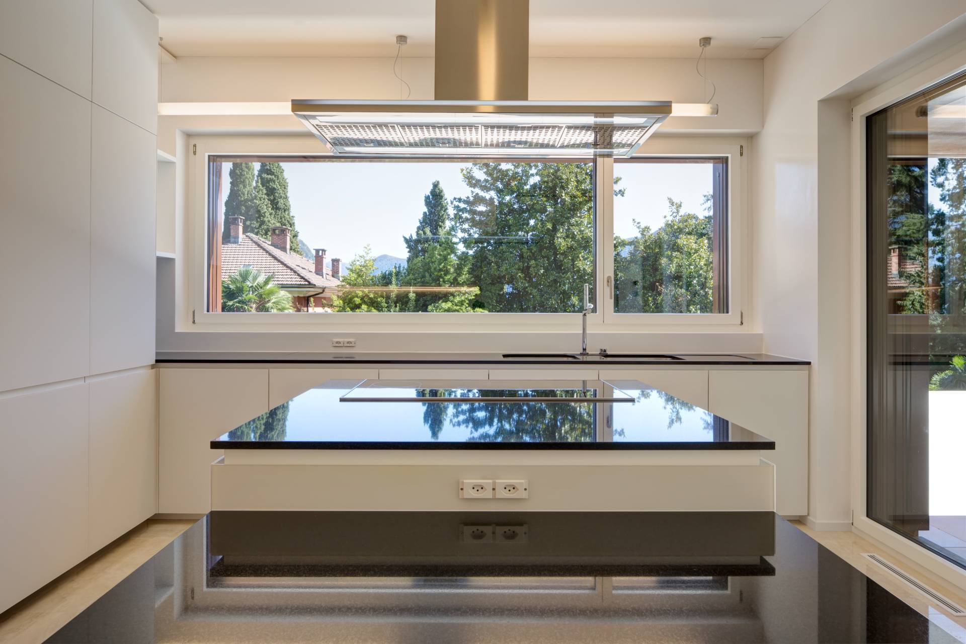 Moderne Küche mit großem Fenster