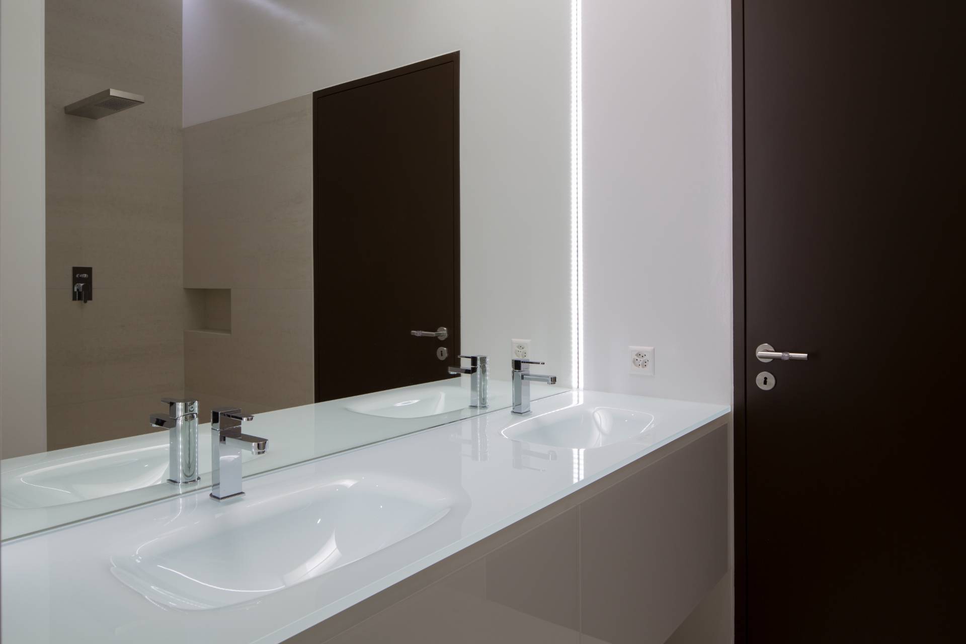Modernes Badezimmer mit Doppelwaschtisch