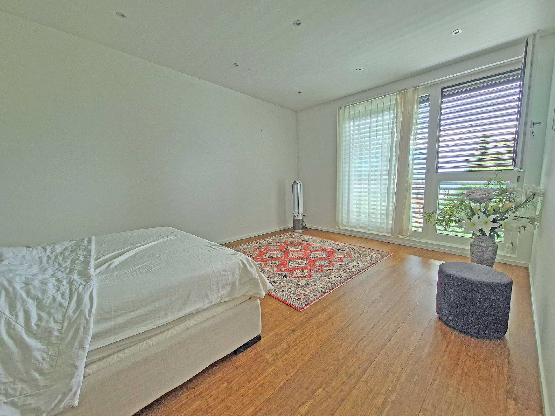 Helles Schlafzimmer mit großer Fensterfront