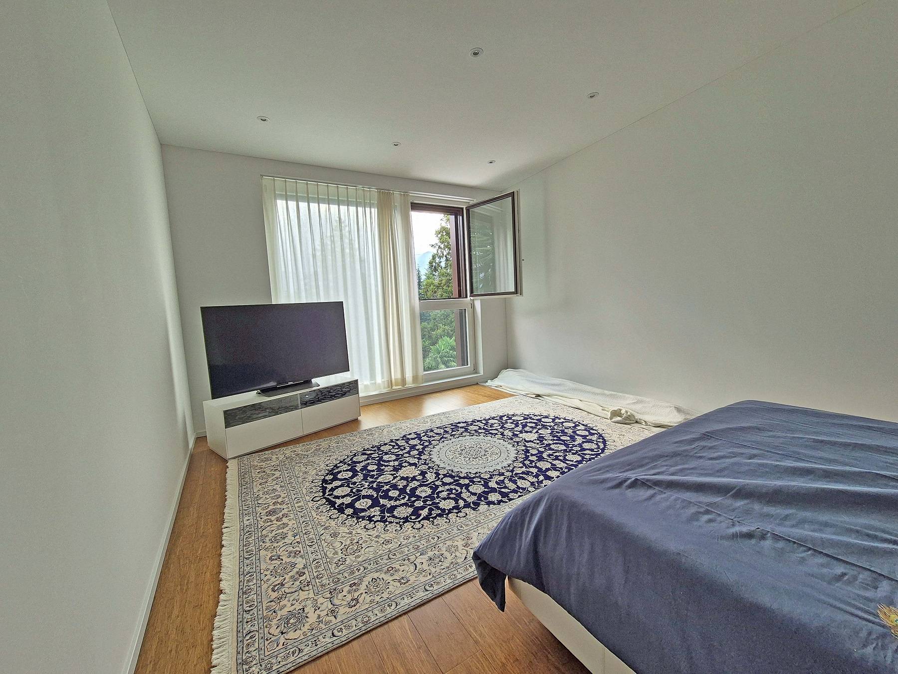 Helles Schlafzimmer mit Blick ins Grüne