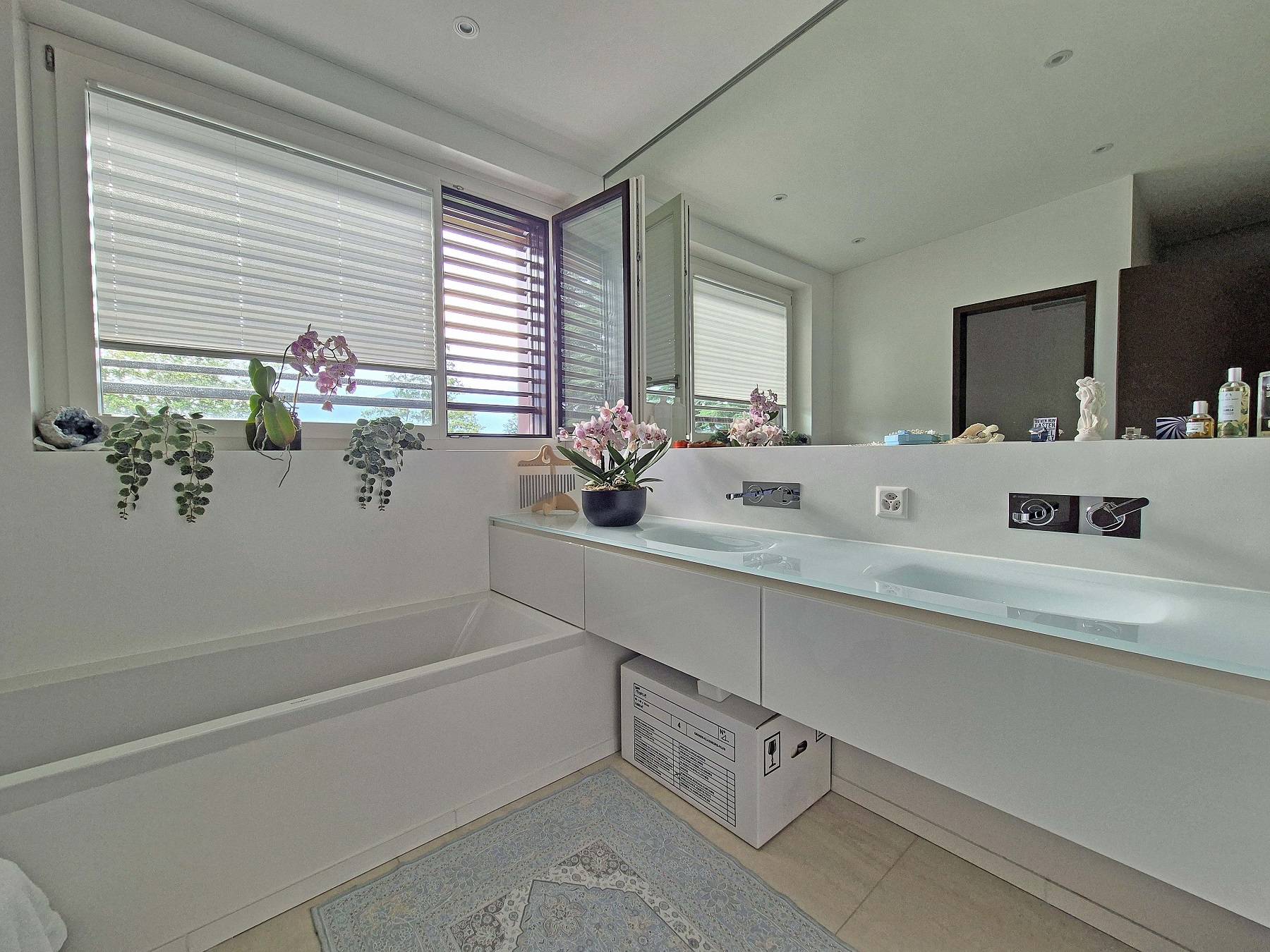 Modernes Badezimmer mit Fenster und Doppelwaschtisch