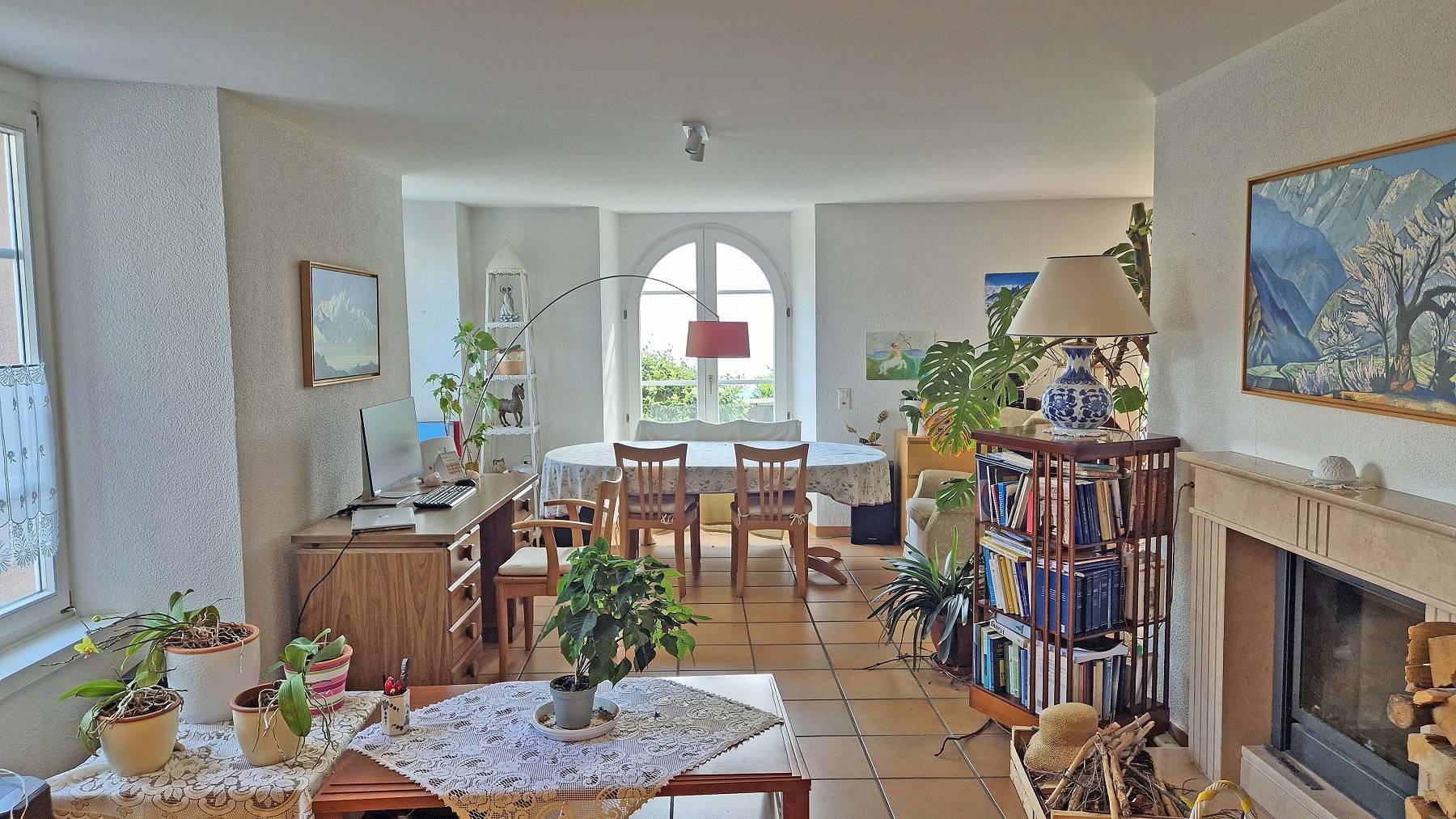 Wohn- und Essbereich mit Kamin