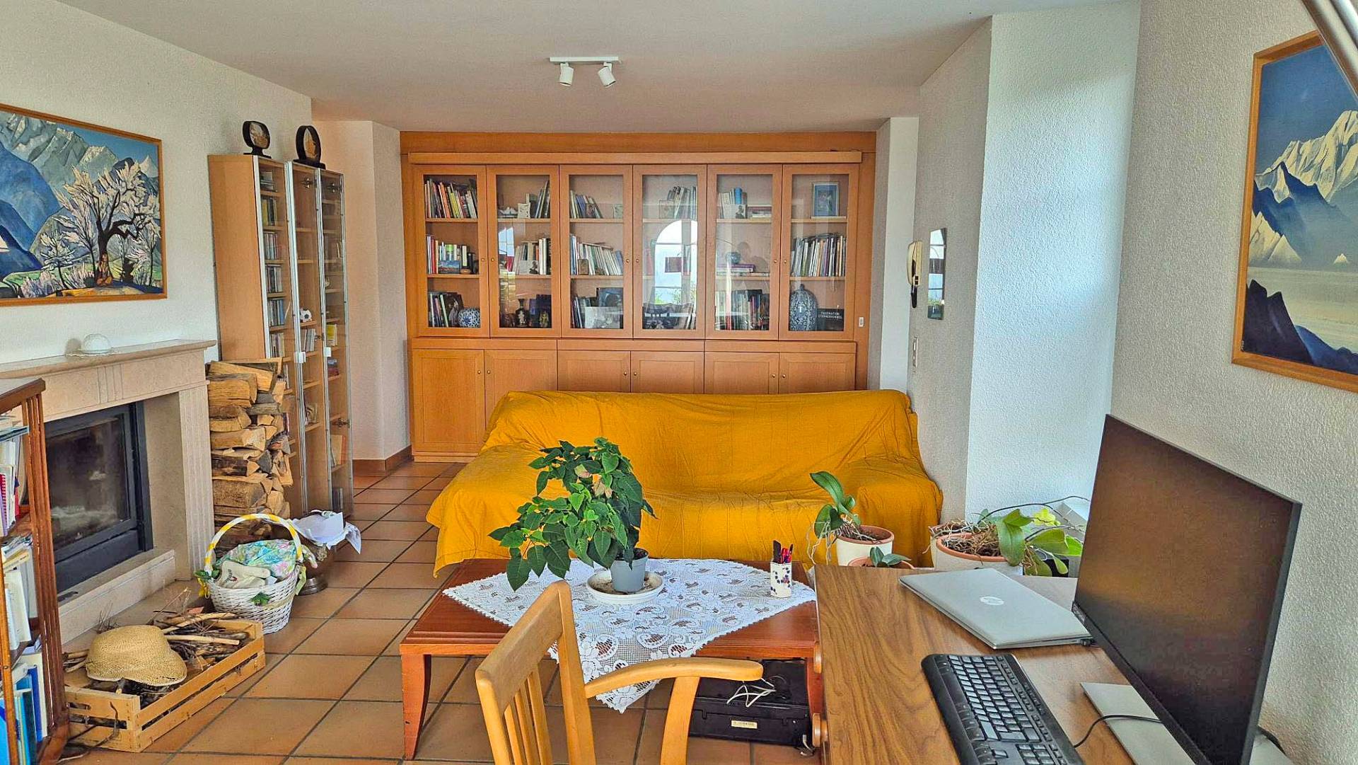 Gemütliches Wohnzimmer mit Kamin und Bücherwand
