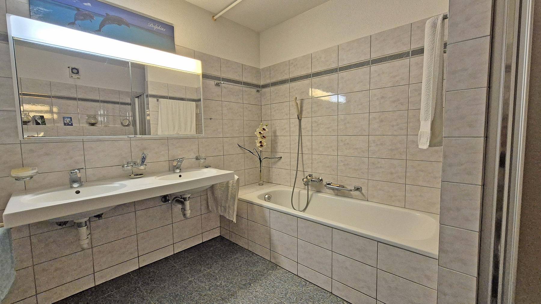 Helles Badezimmer mit Wanne und Doppelwaschtisch
