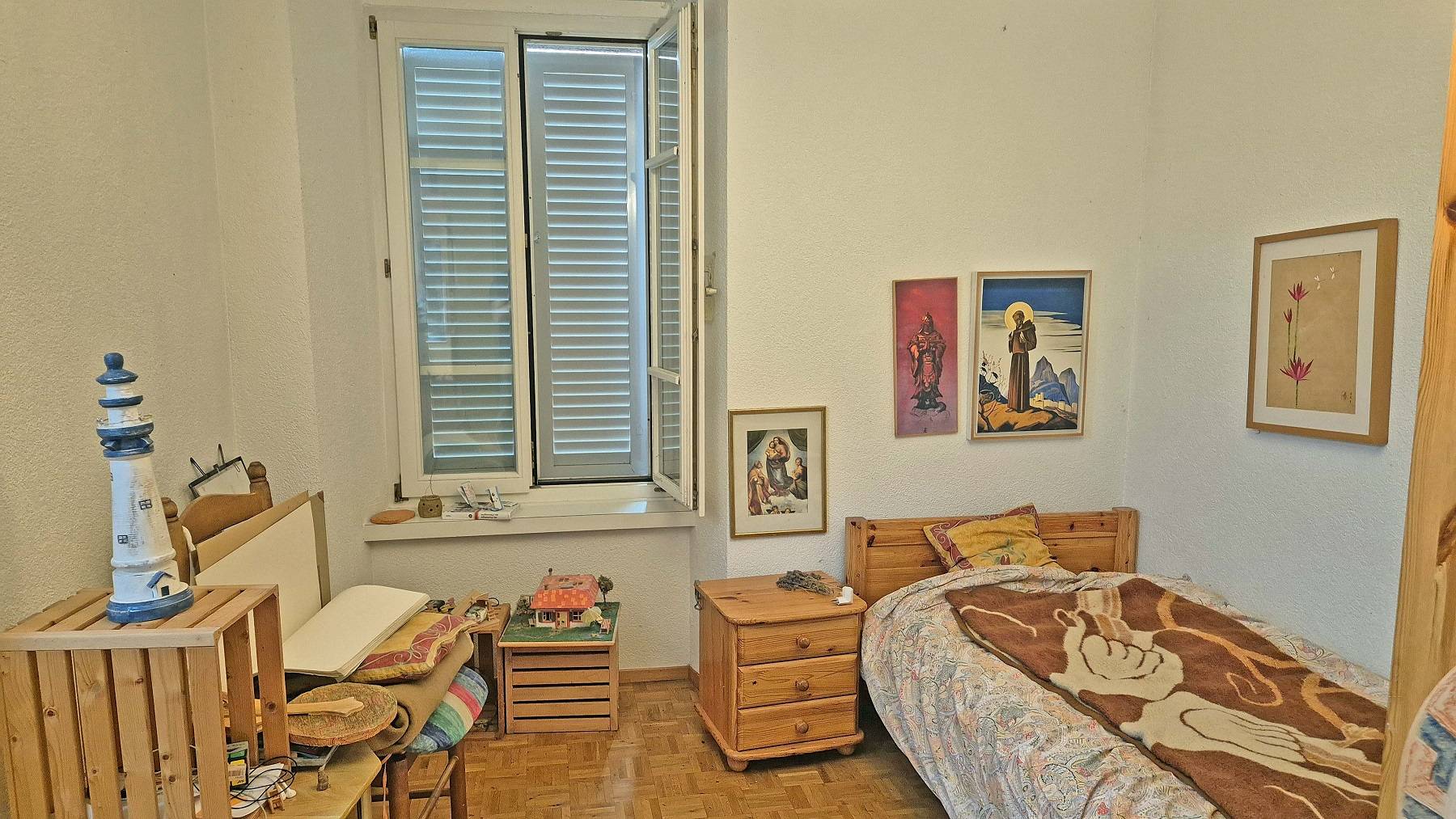 Kleines Schlafzimmer mit Holzmöbeln