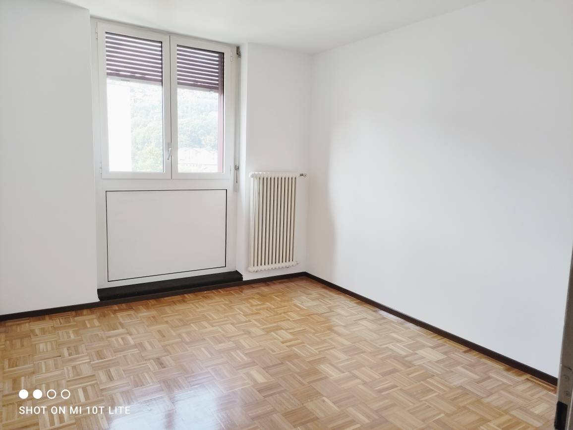 Leerer heller Raum mit Parkettboden