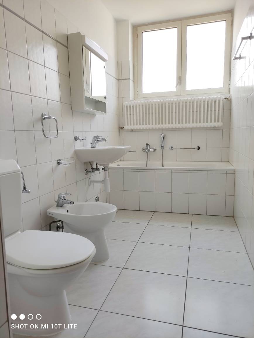 Kleines weißes Badezimmer mit Wanne, Bidet und WC