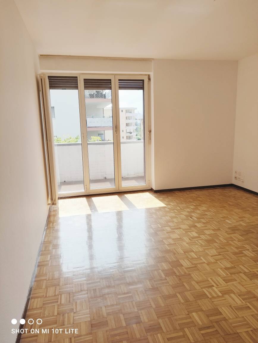 Leerer Wohnraum mit Balkon
