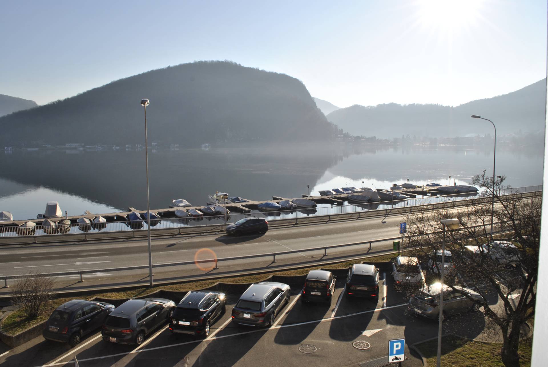 Seeblick mit Uferstraße und Parkplatz
