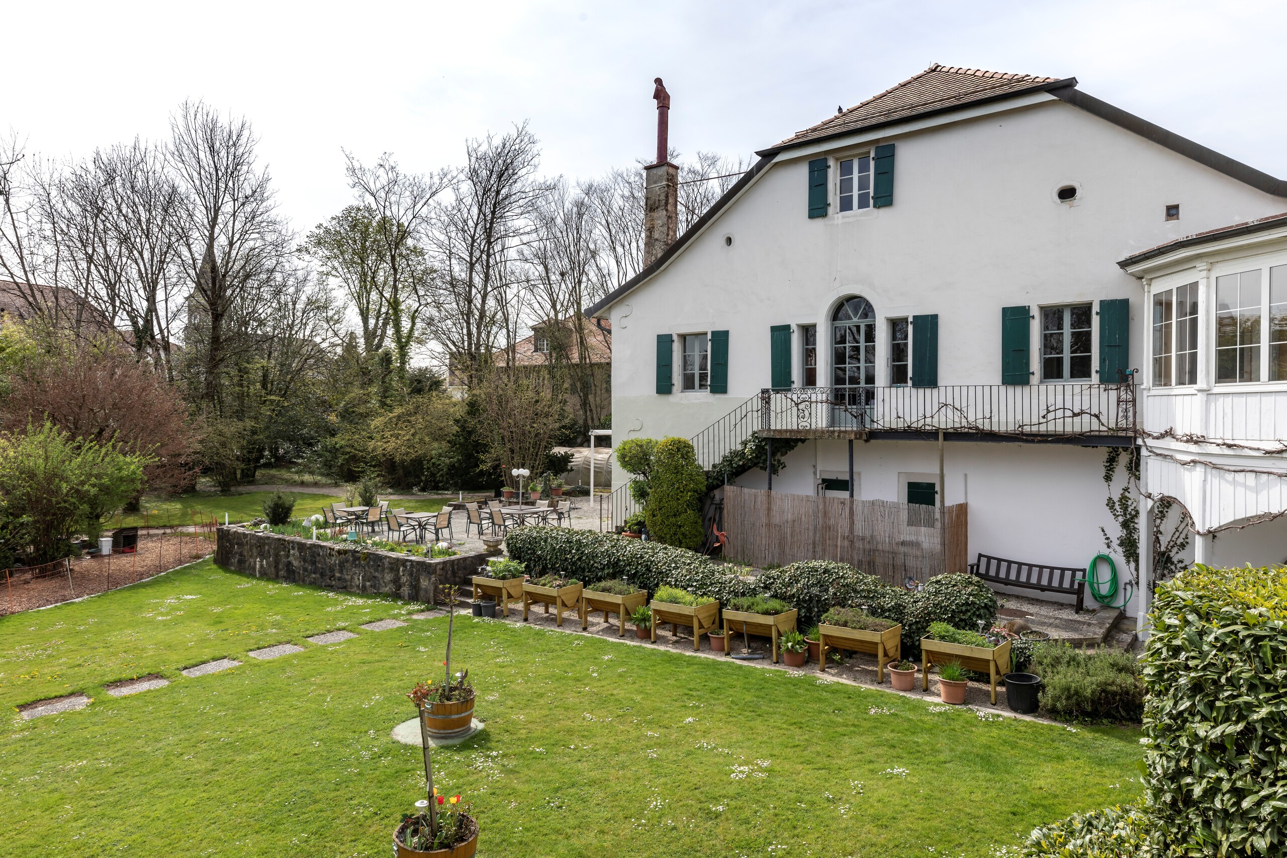 Großzügiger Garten mit historischem Haus