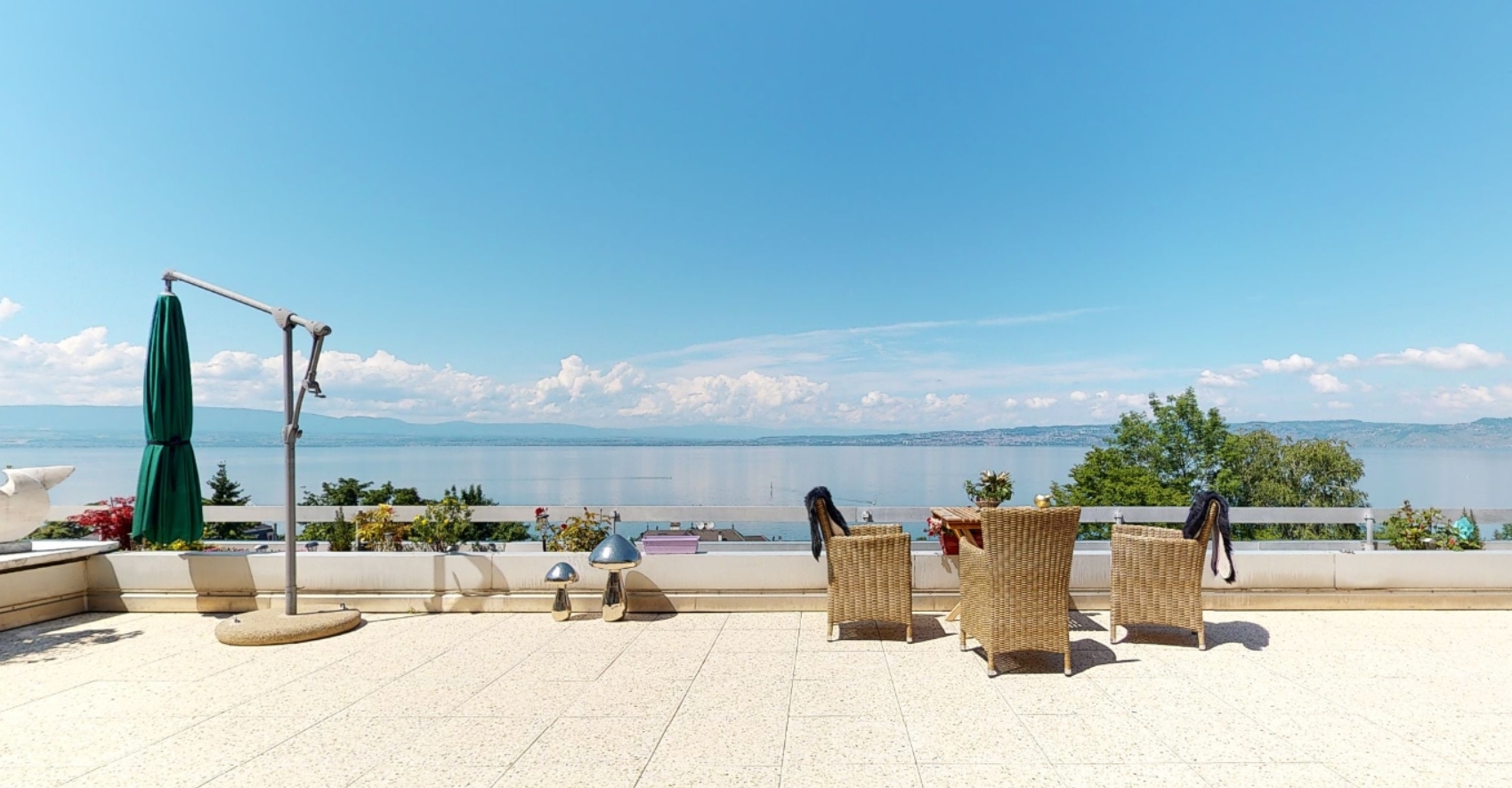 Terrasse mit Seeblick und Gartenmöbeln