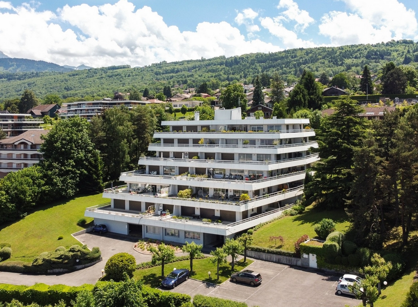 Große moderne Wohnanlage in grüner Hanglage
