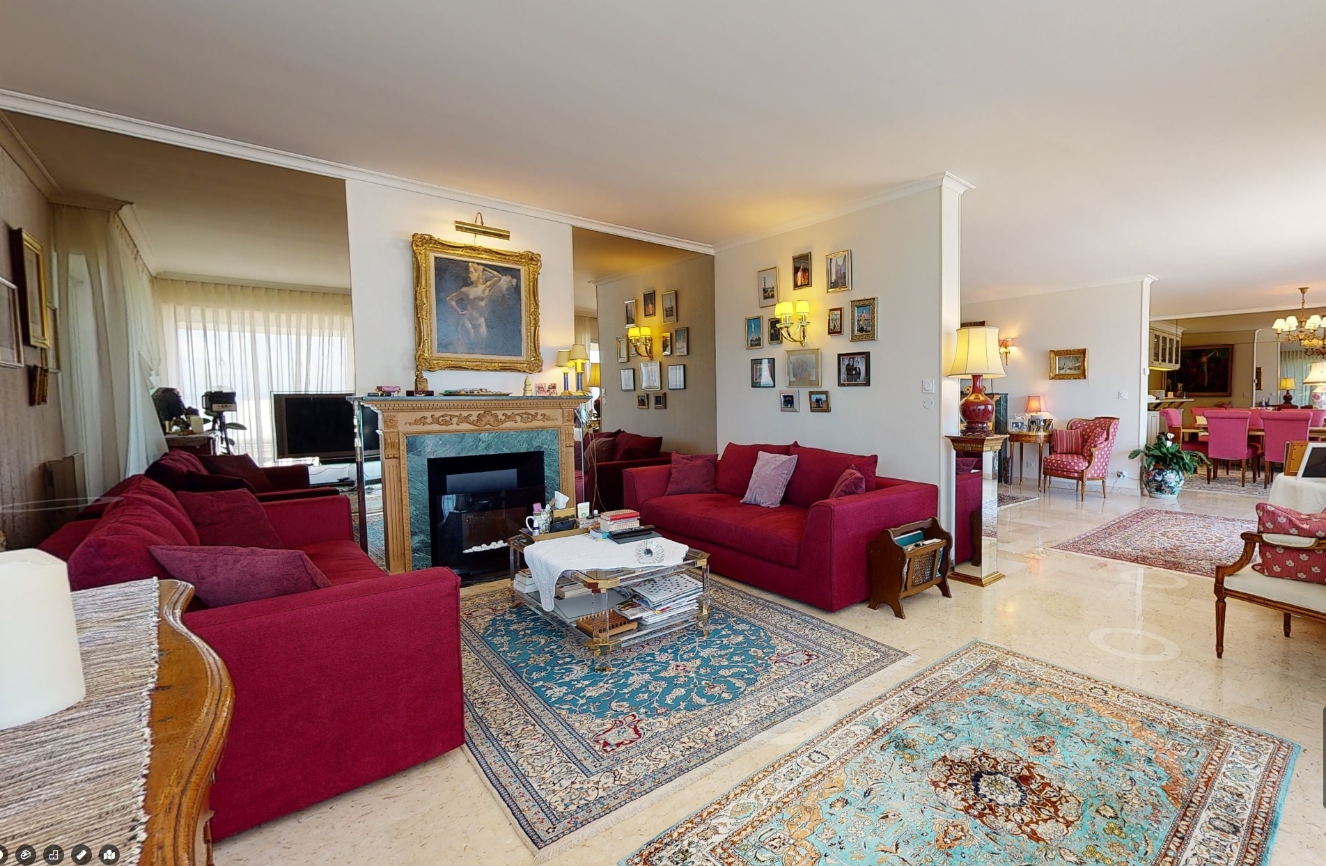 Großzügiges, klassisch eingerichtetes Wohnzimmer mit Blick in den Essbereich