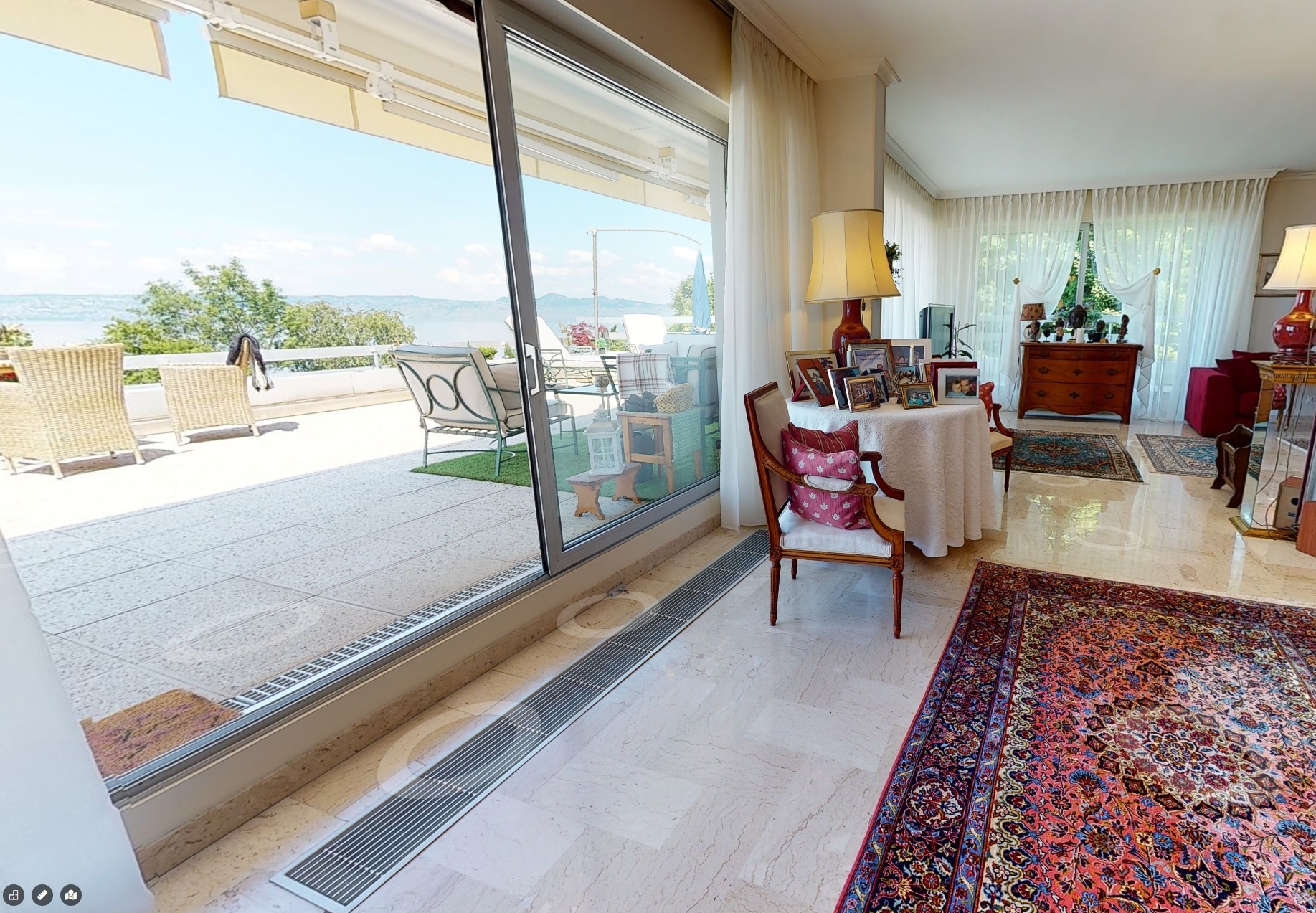 Helles Wohnzimmer mit Meerblick-Terrasse