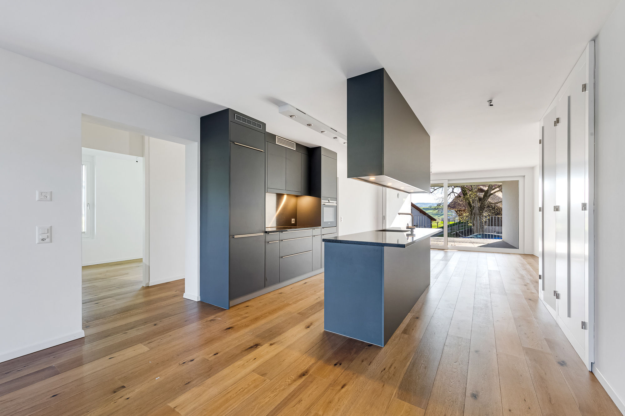 Offene moderne Küche mit Holzfußboden