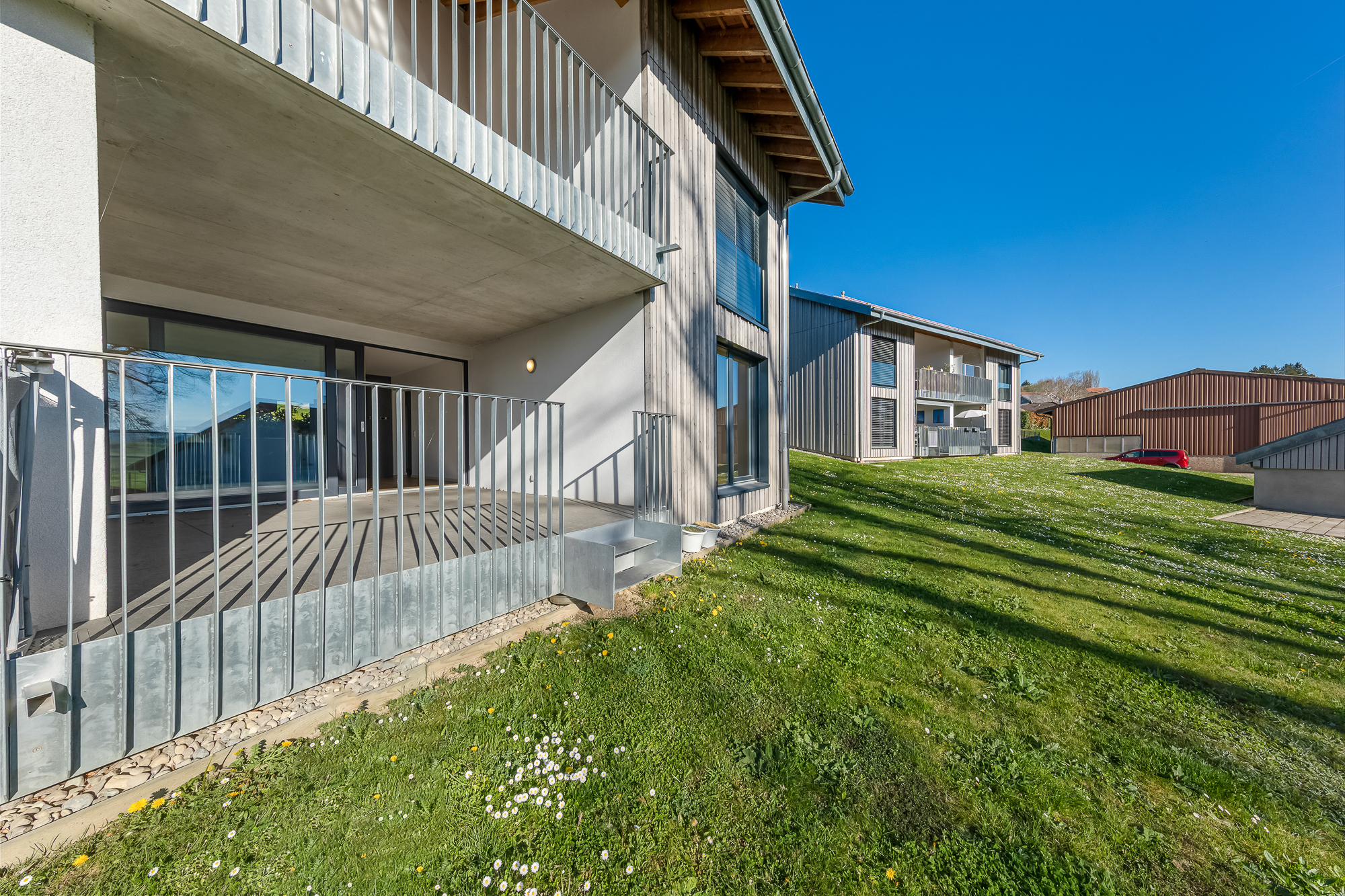 Modernes Mehrfamilienhaus mit Balkon und Garten