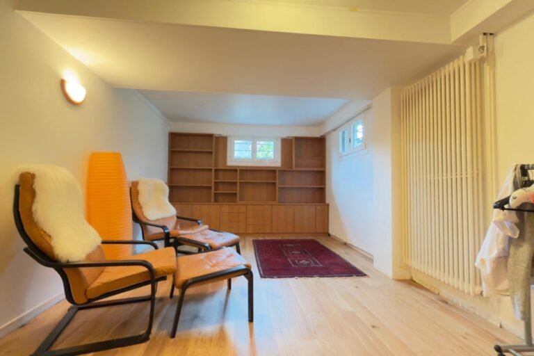 Heller Wohnraum mit Sitzbereich und Einbauregalen