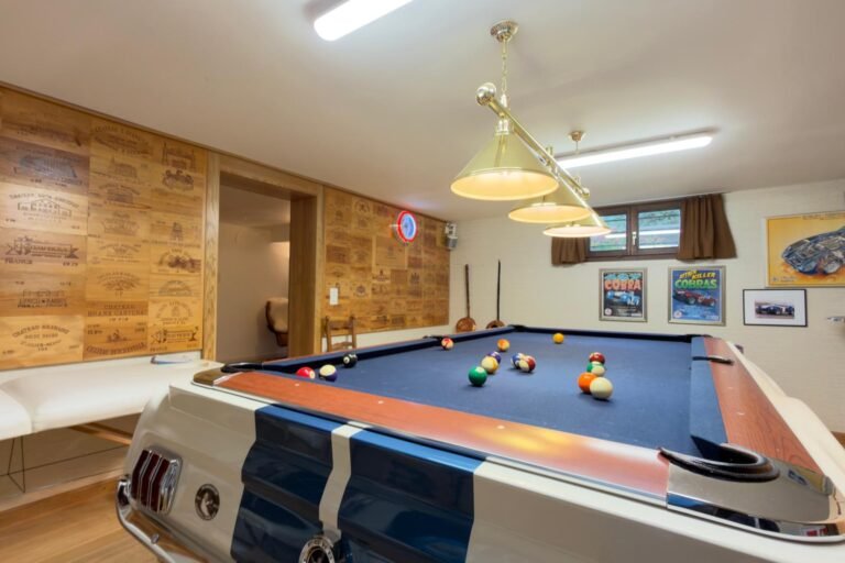 Billardzimmer mit Bar- und Freizeitambiente