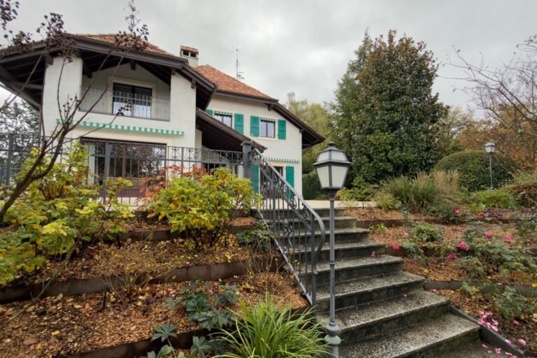 Hausansicht mit Gartenaufgang
