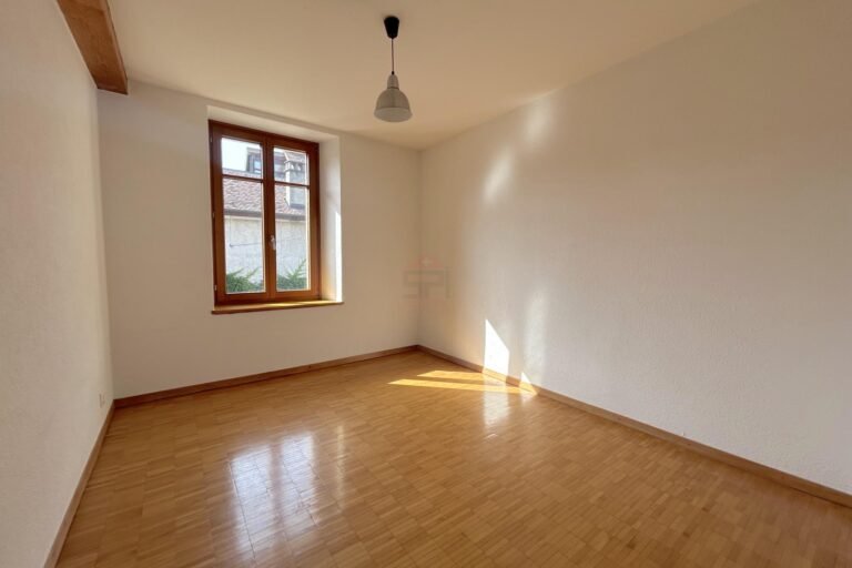 Heller leerer Raum mit Holzfenster