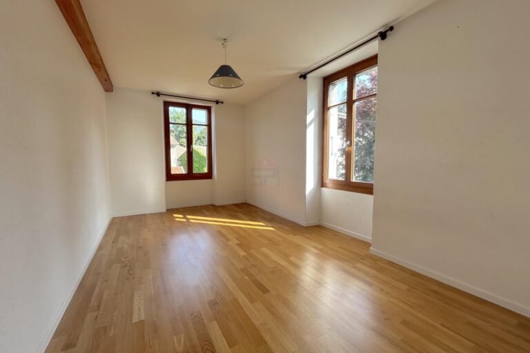 Leerer Wohnraum mit Holzfußboden