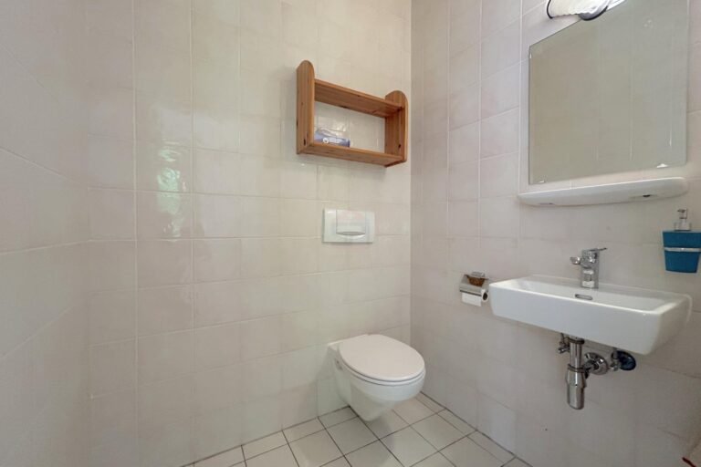 Gäste-WC mit wandhängendem Waschbecken