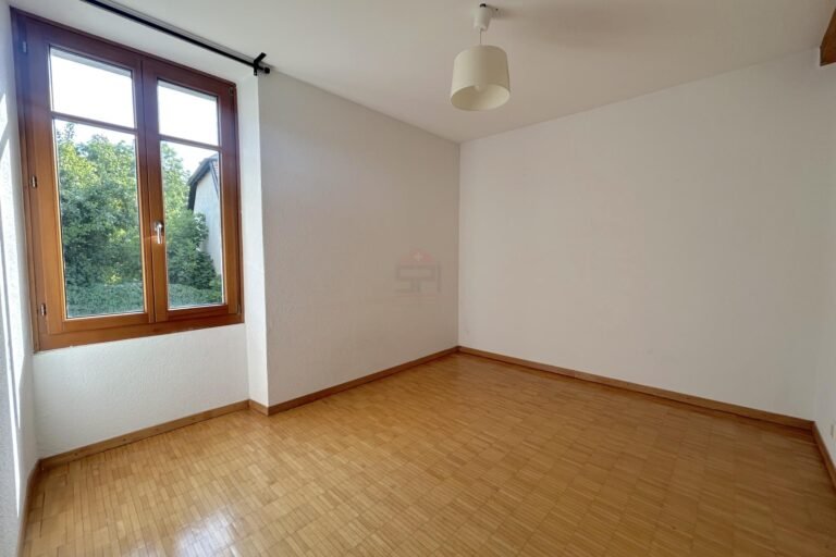 Leeres Zimmer mit Fenster