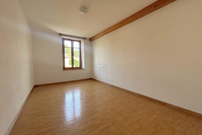 Leerer Raum mit Holzdecke und Fenster