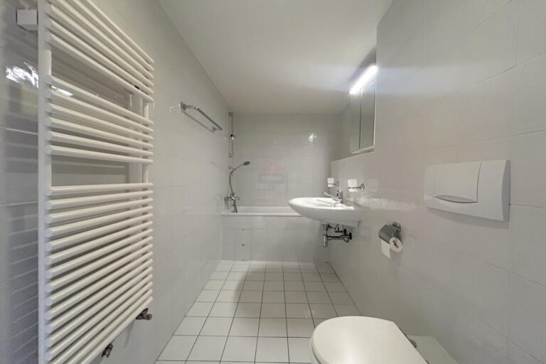 Badezimmer mit Badewanne und Wandheizkörper