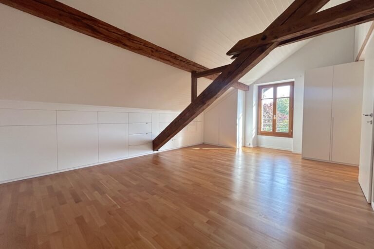 Ausgebauter Dachraum mit Holzbalken