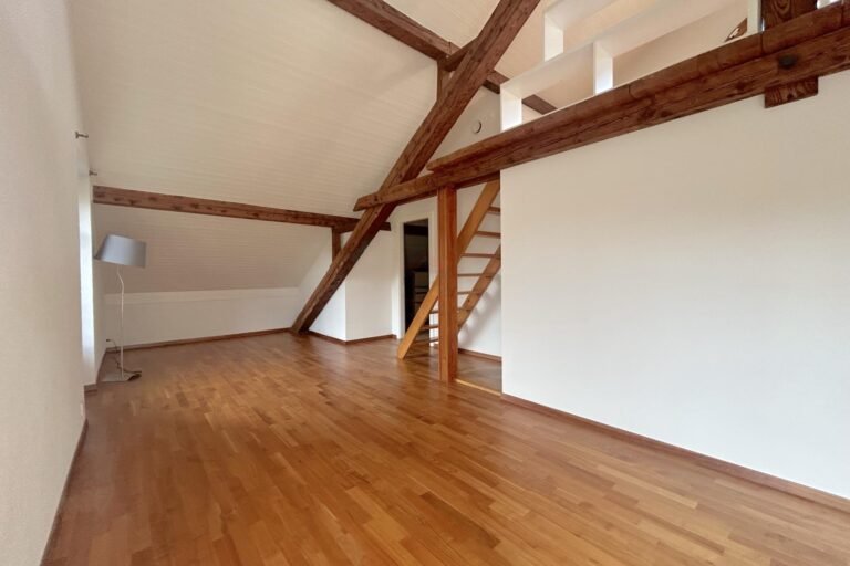 Ausgebauter Dachraum mit Holzbalken